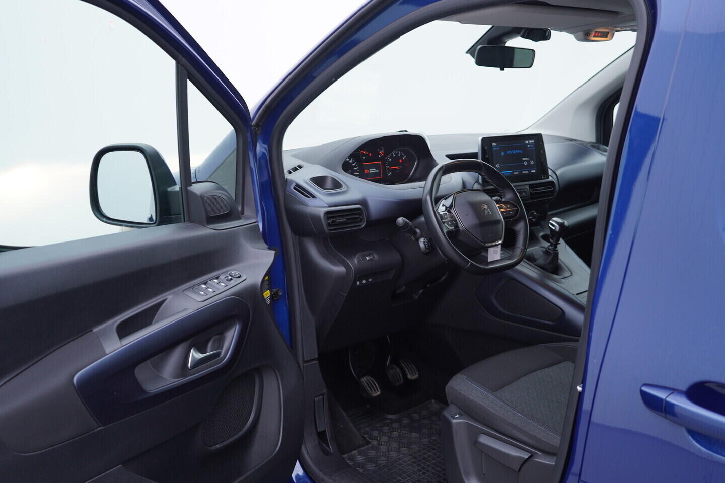 OV190V11275_18.webp_RIFTER  1.5 BlueHDi 96 kW manuál, DPH