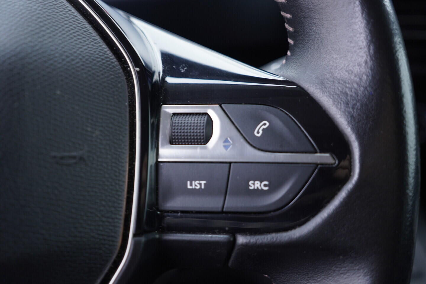 OV190V11275_25.webp_RIFTER  1.5 BlueHDi 96 kW manuál, DPH