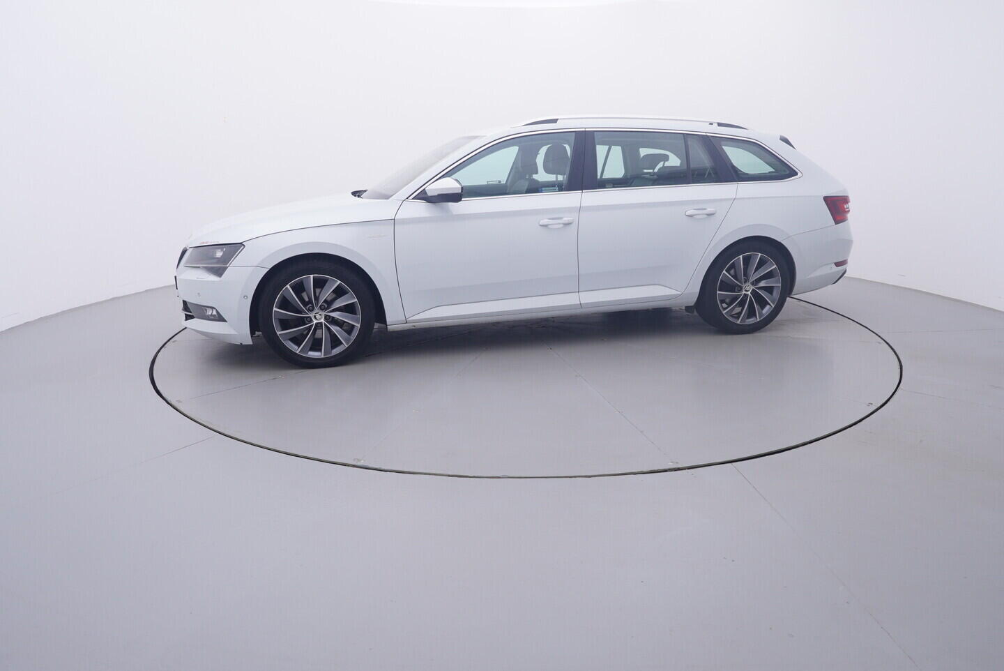 OV190V11276_11.webp_SUPERB  2.0 TDI 140 kW automat
