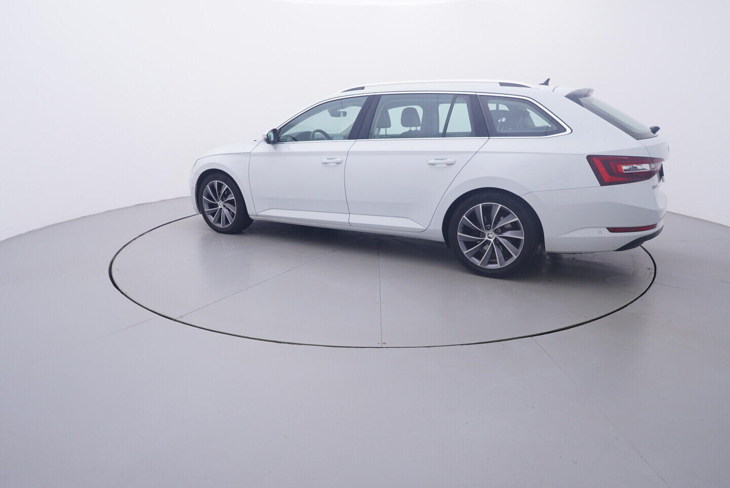OV190V11276_12.webp_SUPERB  2.0 TDI 140 kW automat