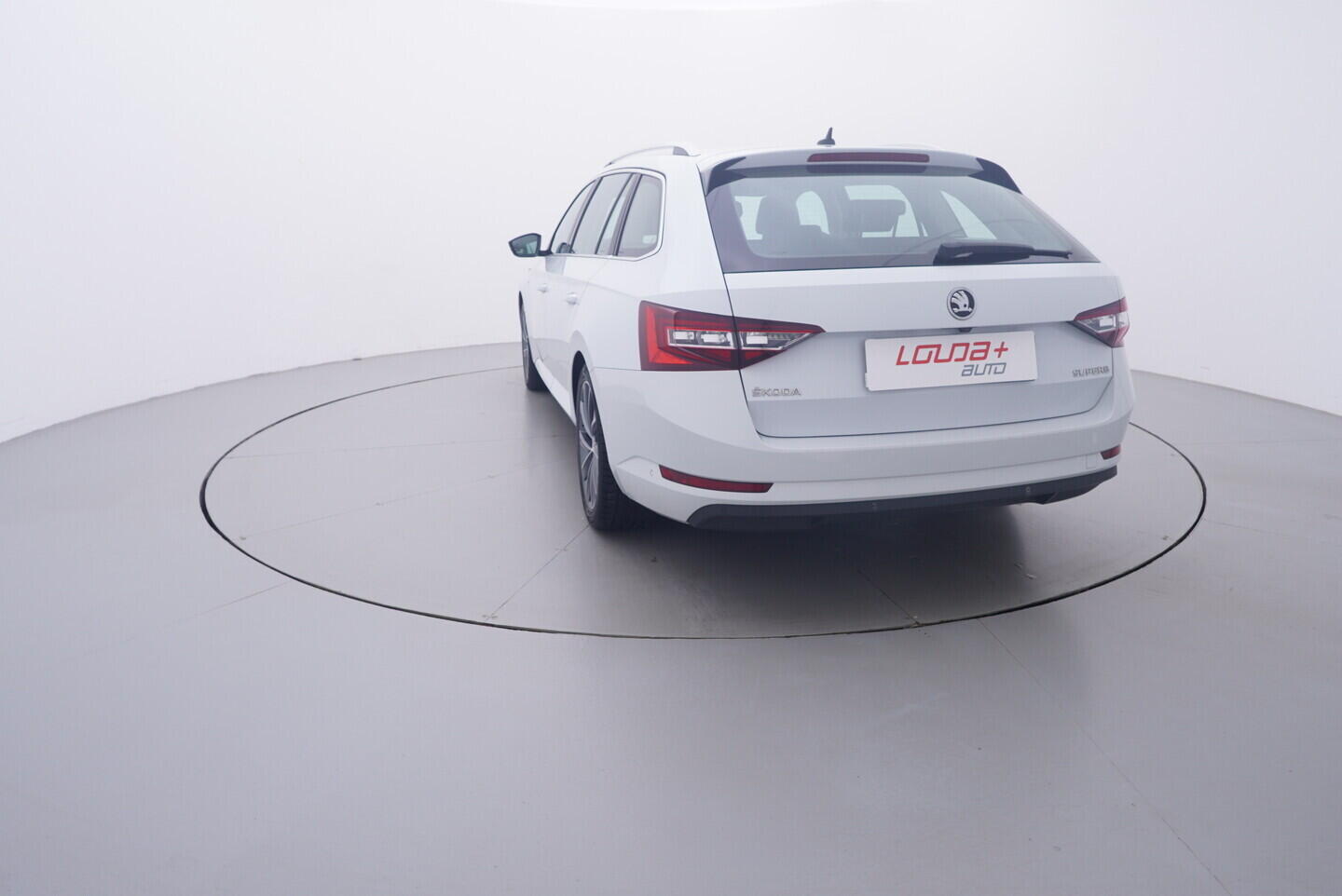 OV190V11276_13.webp_SUPERB  2.0 TDI 140 kW automat