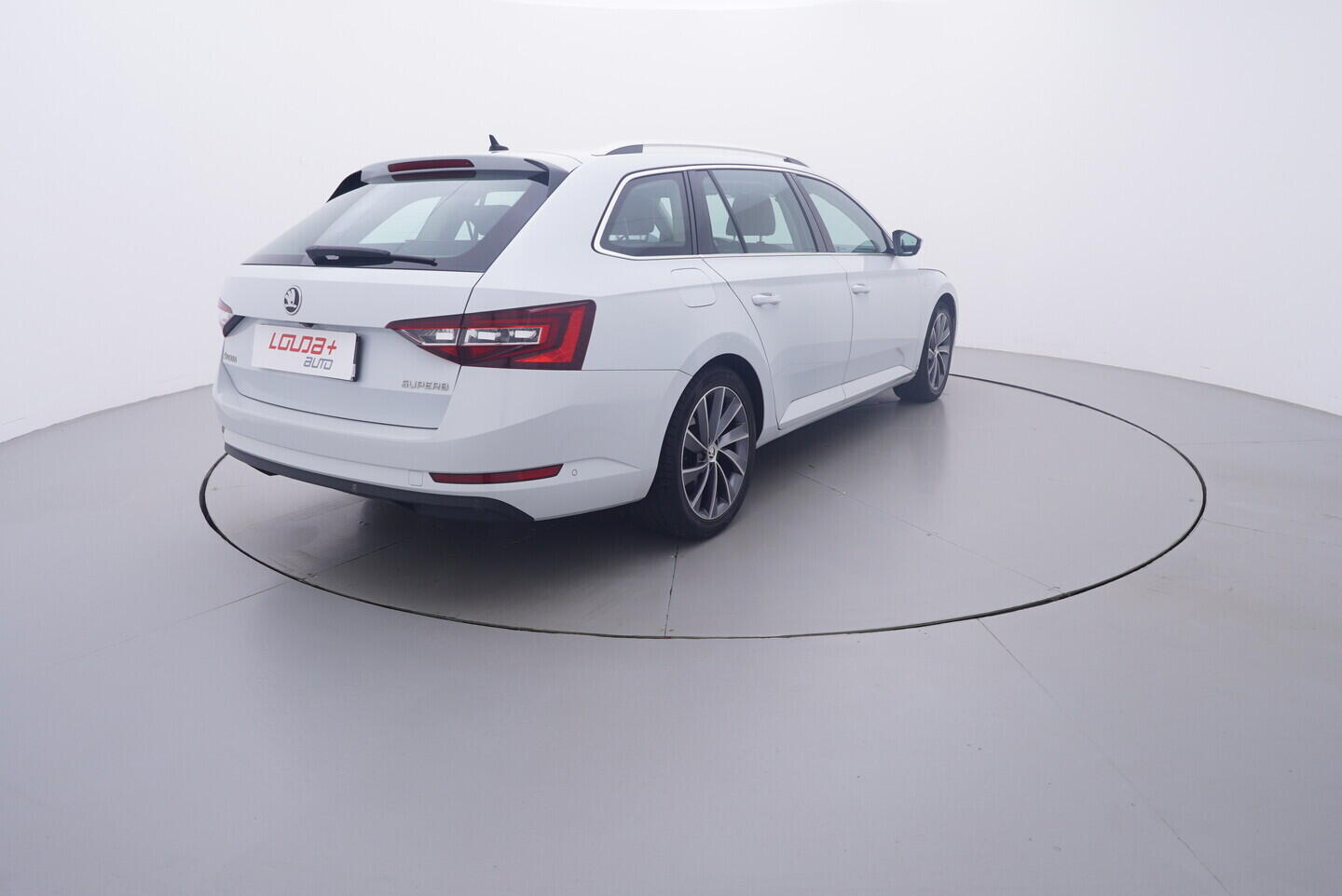 OV190V11276_14.webp_SUPERB  2.0 TDI 140 kW automat
