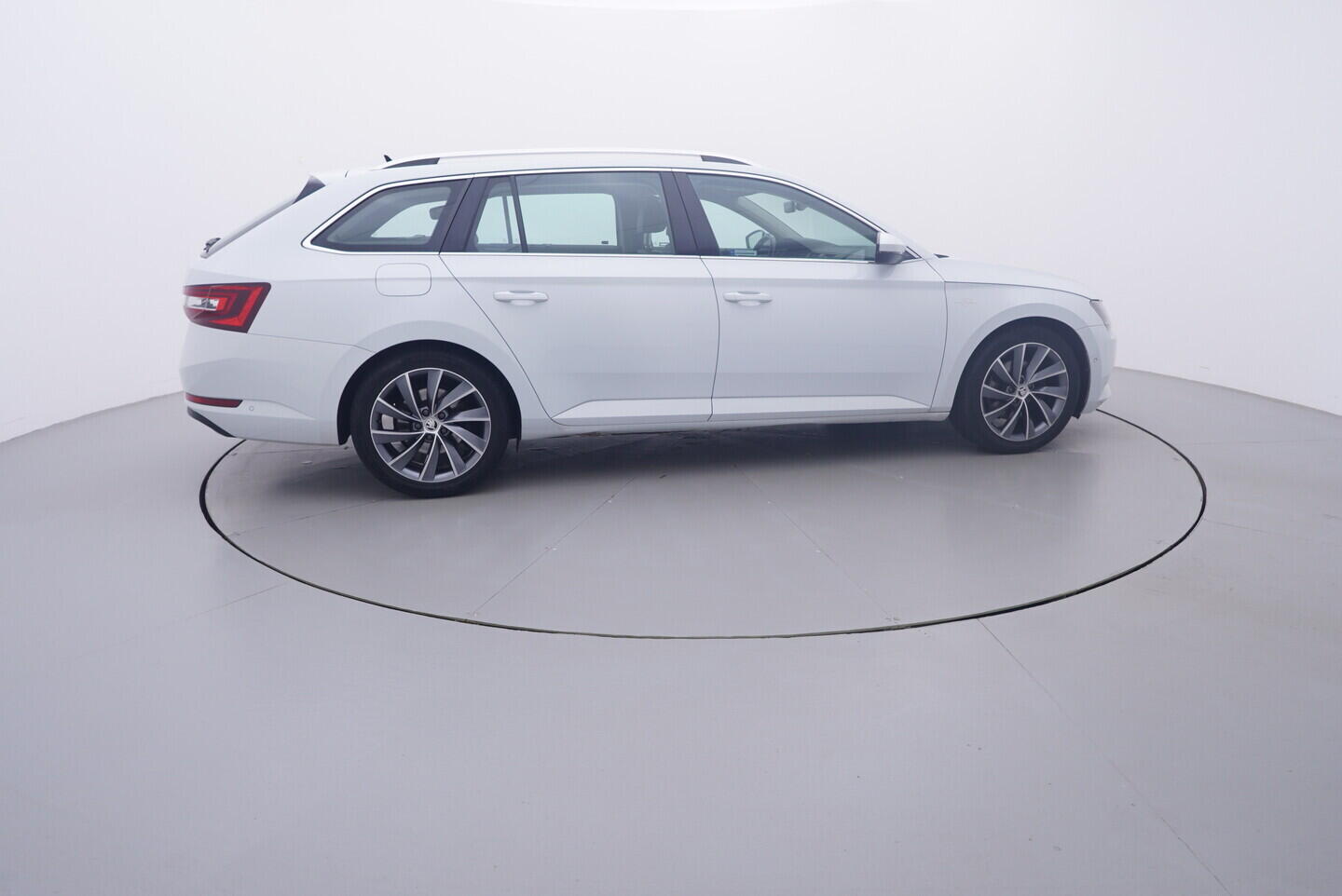 OV190V11276_15.webp_SUPERB  2.0 TDI 140 kW automat