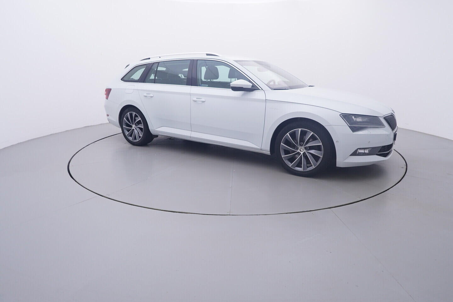 OV190V11276_16.webp_SUPERB  2.0 TDI 140 kW automat