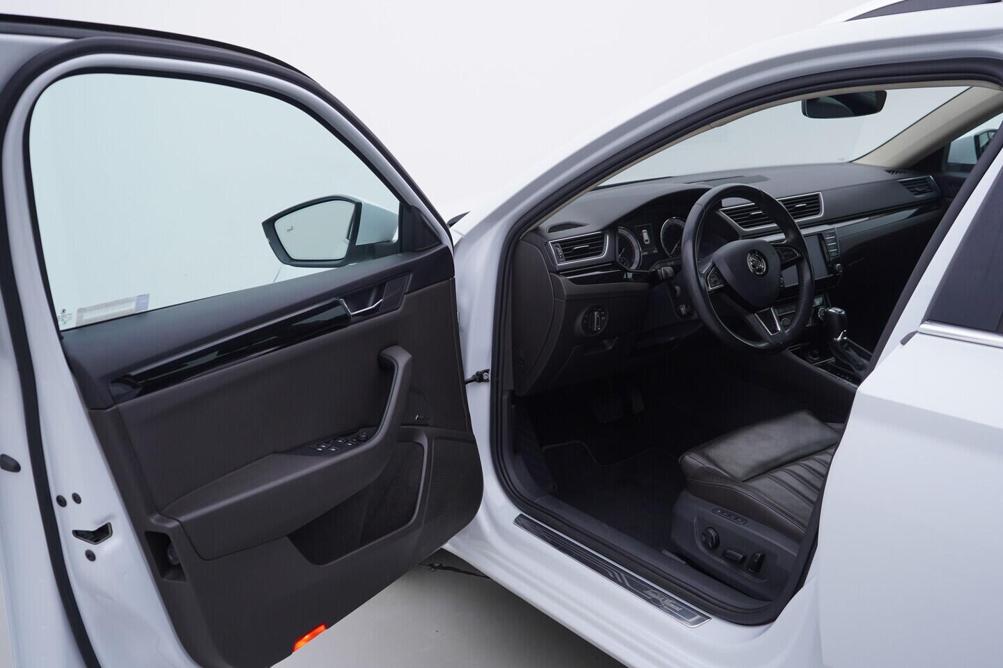 OV190V11276_18.webp_SUPERB  2.0 TDI 140 kW automat