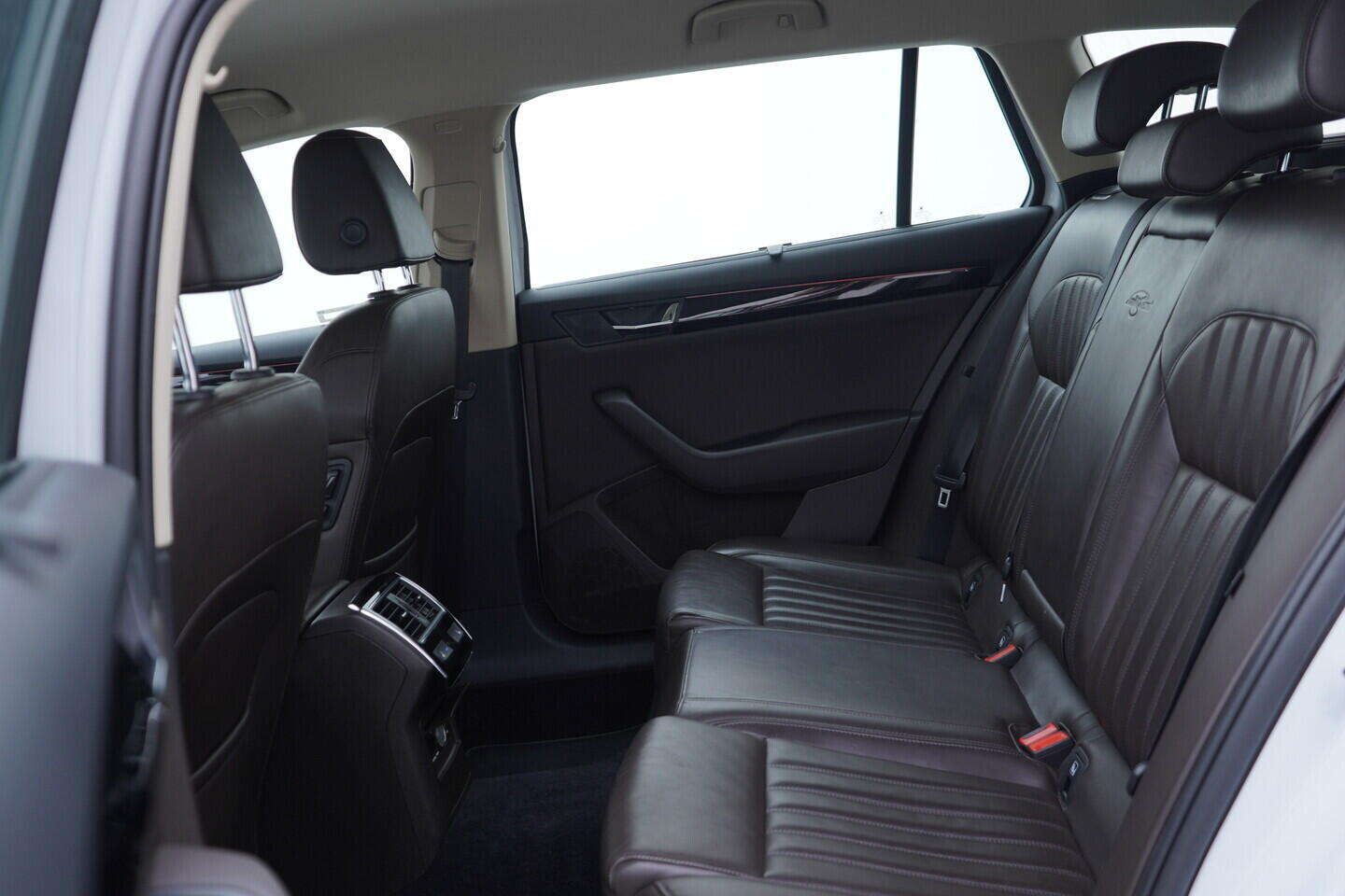 OV190V11276_41.webp_SUPERB  2.0 TDI 140 kW automat