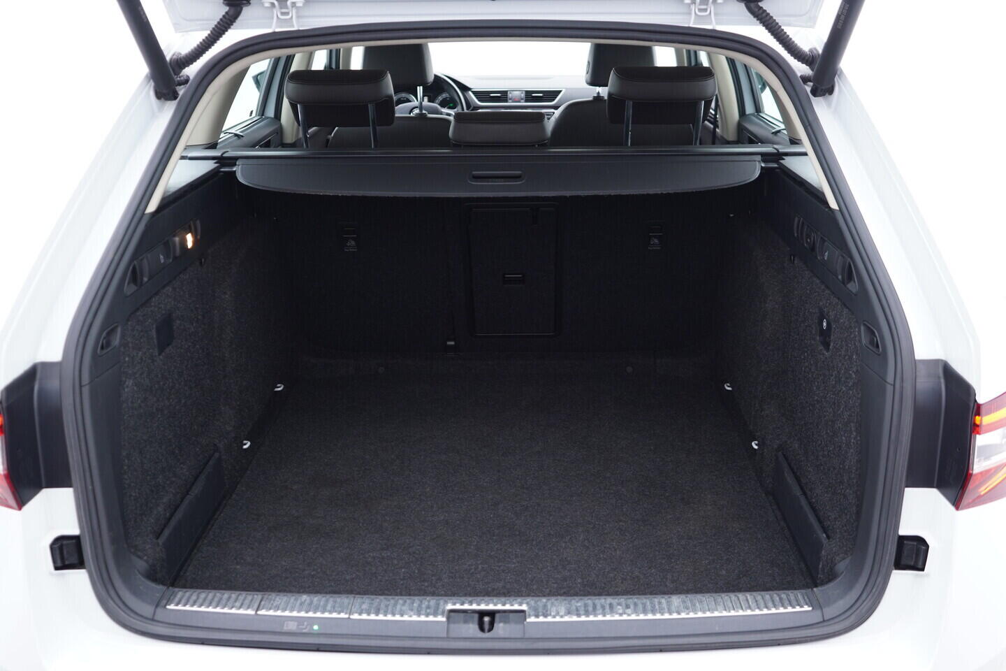OV190V11276_43.webp_SUPERB  2.0 TDI 140 kW automat