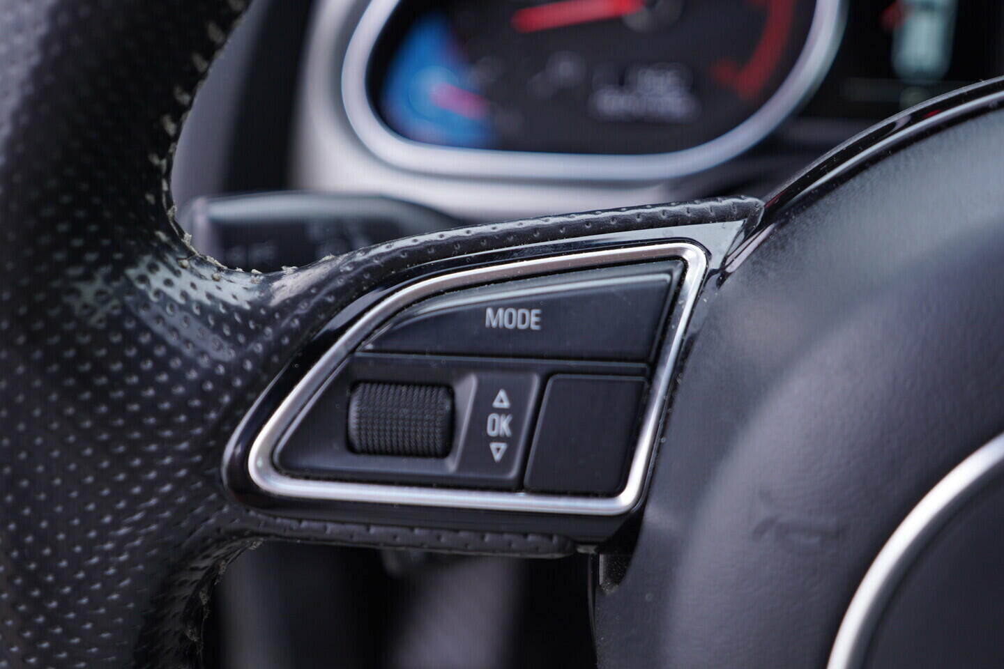 OV190V11279_29.webp_Q7 S-Line 3.0 TDI 150 kW automat, DPH