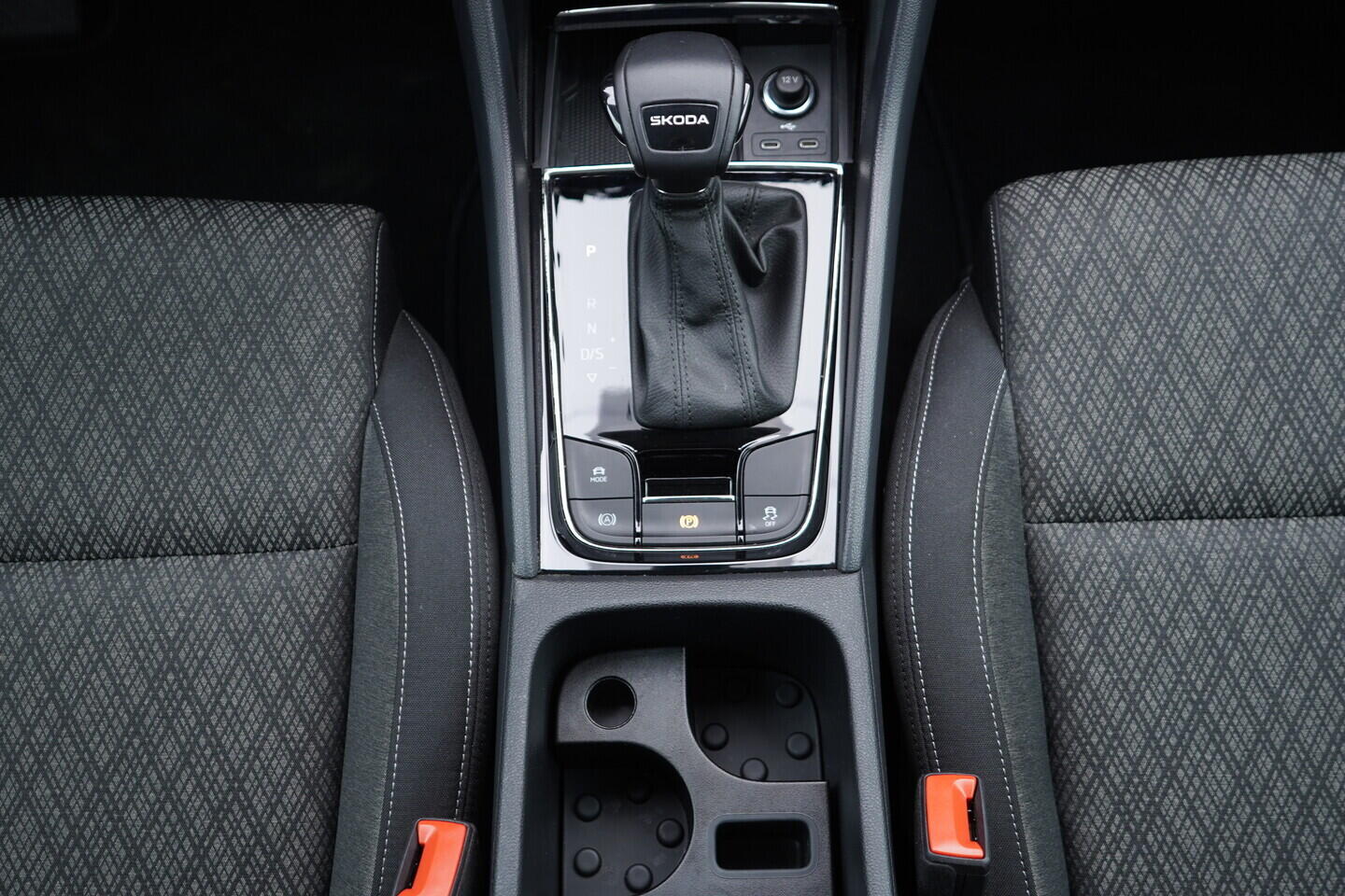 OV190V11280_35.webp_KAROQ  1.5 TSI 110 kW automat, DPH