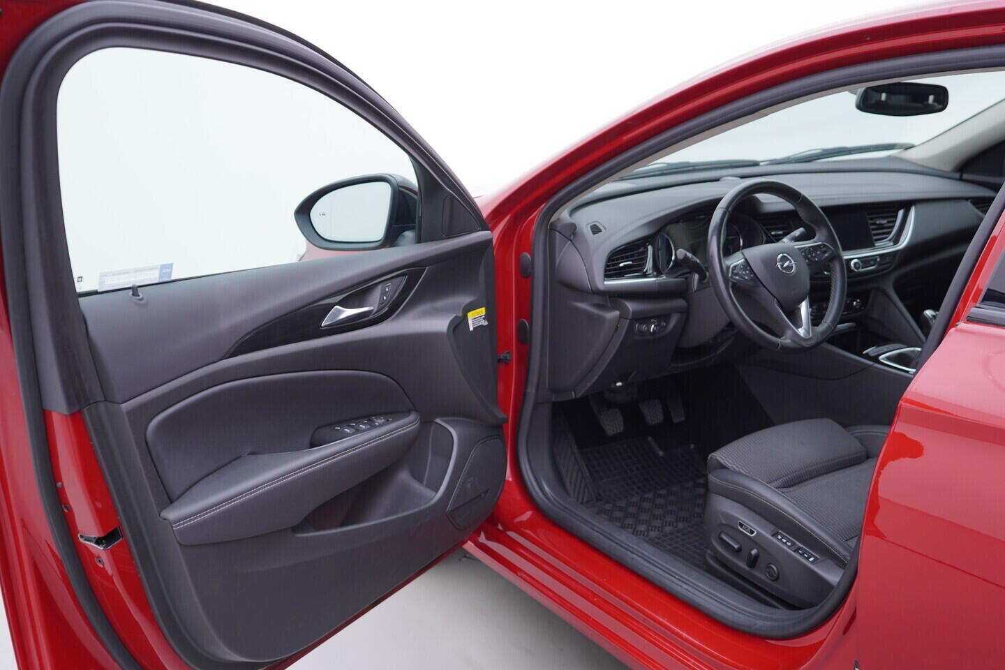 OV190V11286_18.webp_INSIGNIA Grand Sport 2.0  128 kW manuál, DPH
