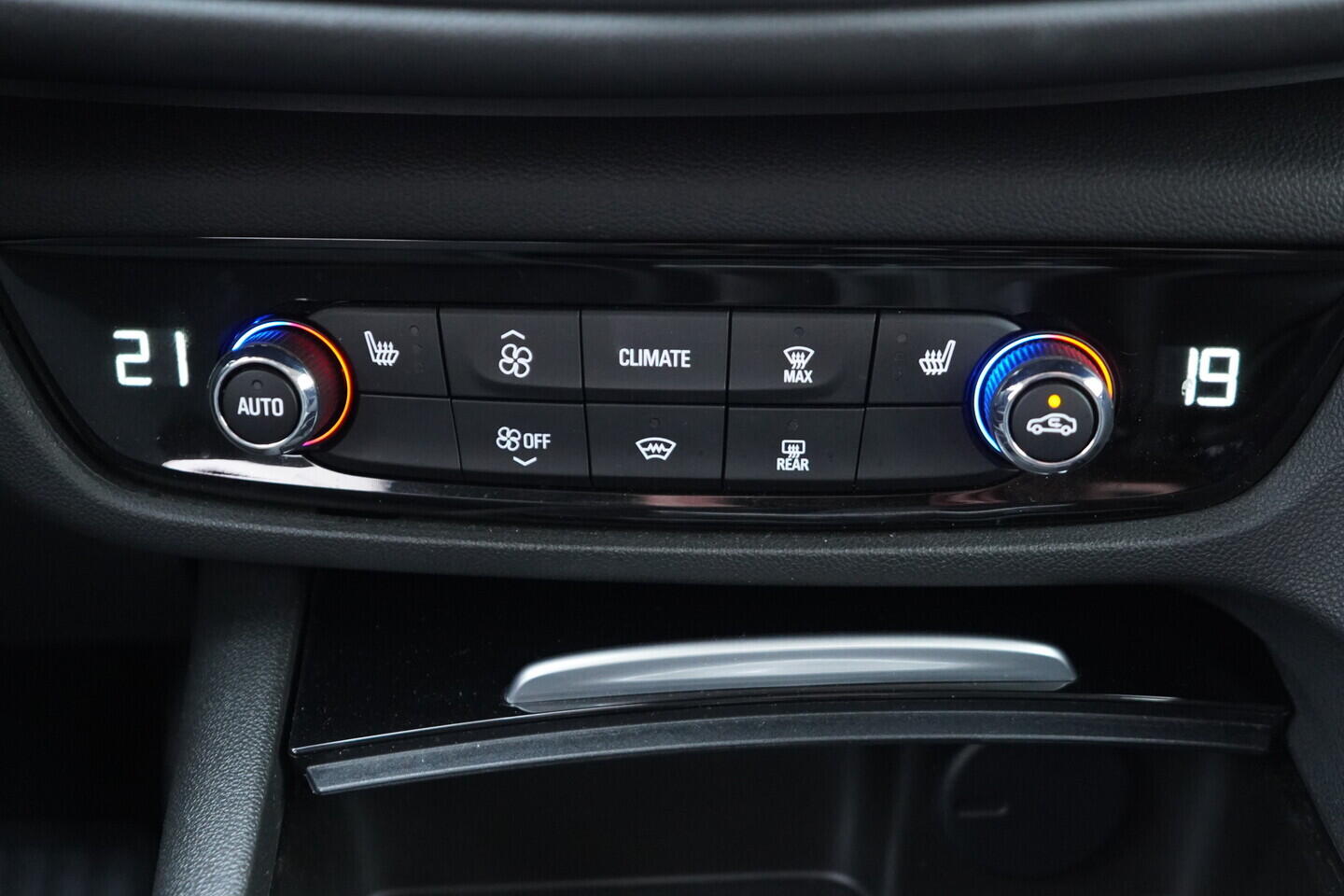 OV190V11286_34.webp_INSIGNIA Grand Sport 2.0  128 kW manuál, DPH