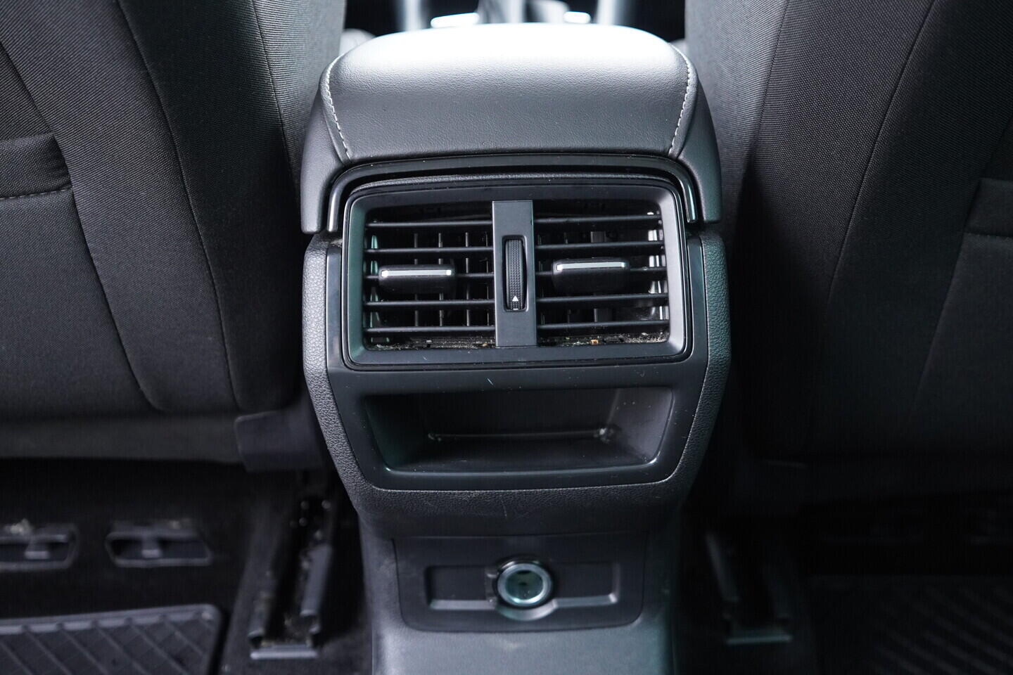 OV190V11288_35.webp_KAROQ Fresh II. 2.0 TDI 110 kW automat, DPH