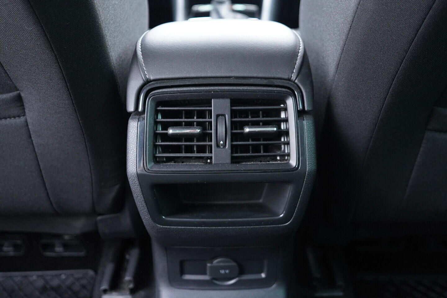 OV190V11290_35.webp_KAROQ Fresh II. 2.0 TDI 110 kW automat, DPH