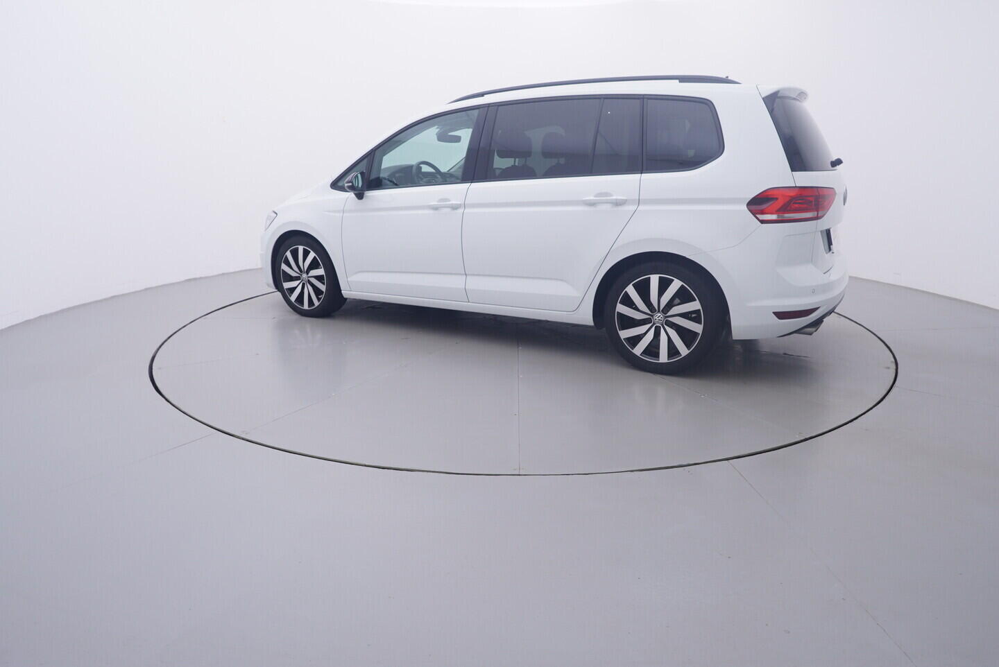 OV190V11300_12.webp_TOURAN Highline 2.0 TDI 110 kW automat, DPH