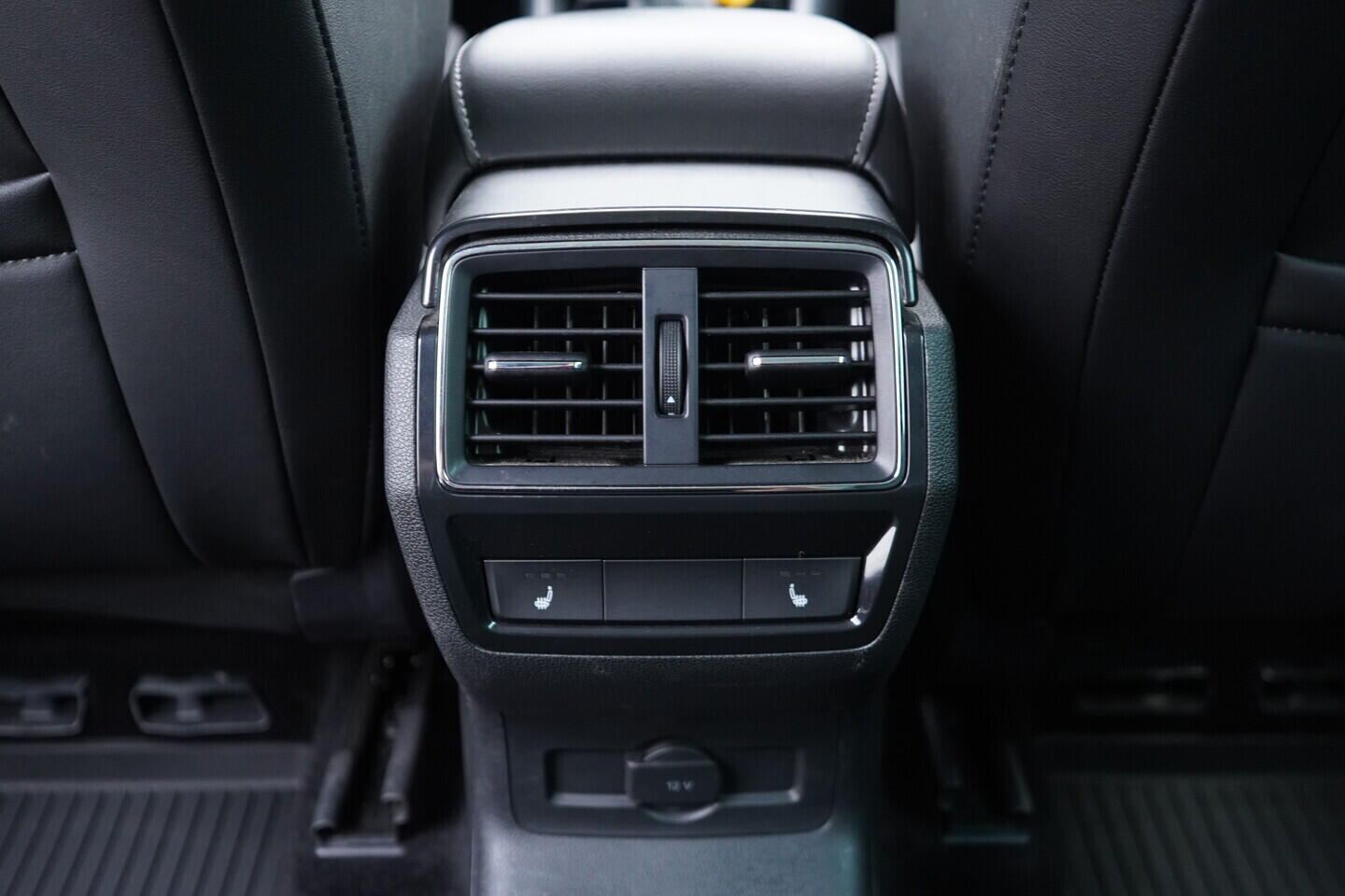 OV190V11301_37.webp_KAROQ Style Plus 1.5 TSI 110 kW automat