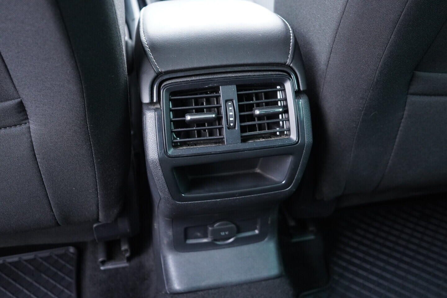 OV190V11335_36.webp_KAROQ Fresh II. 1.5 TSI 110 kW manuál, DPH
