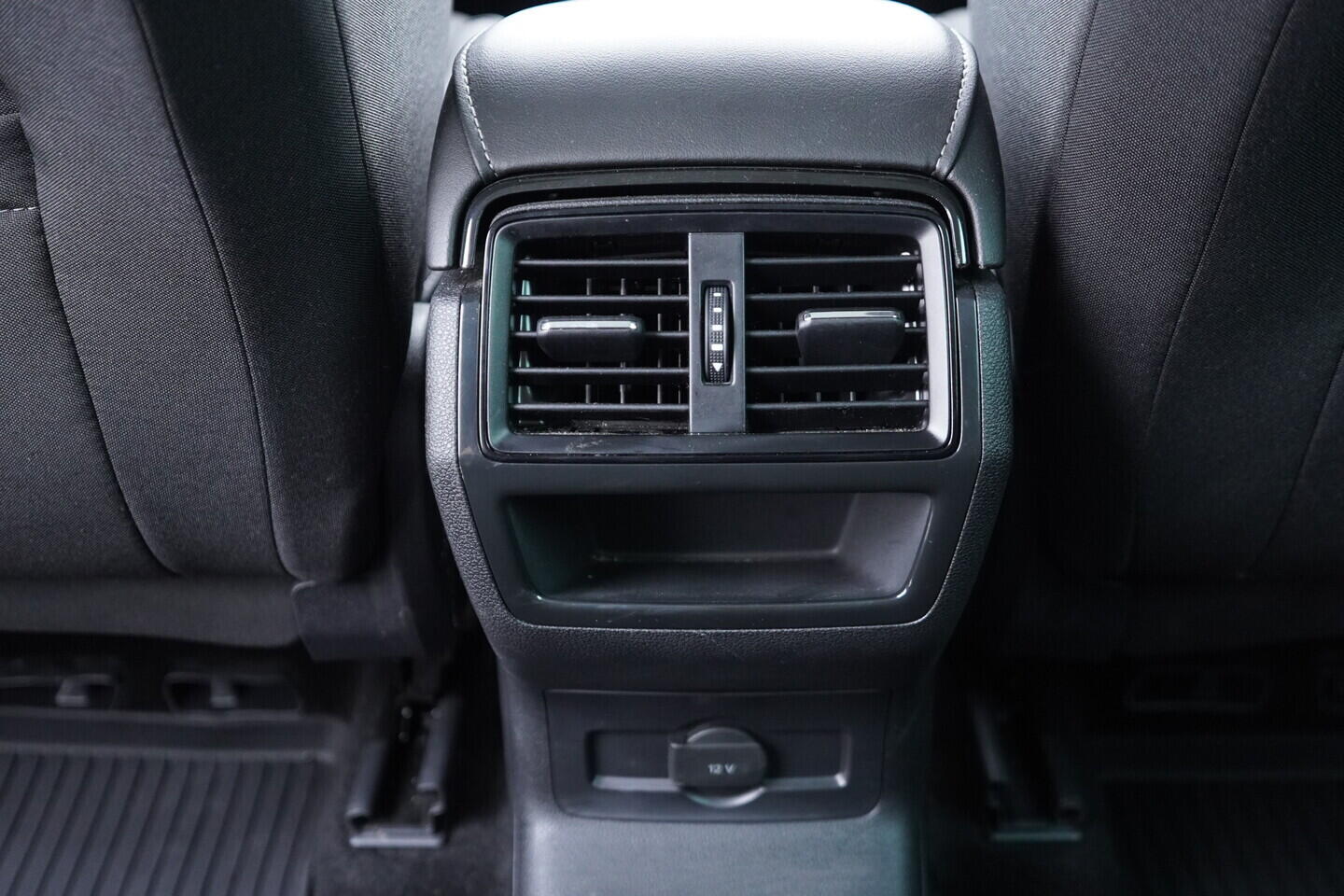 OV190V11360_34.webp_KAROQ Fresh II. 1.5 TSI 110 kW manuál, DPH