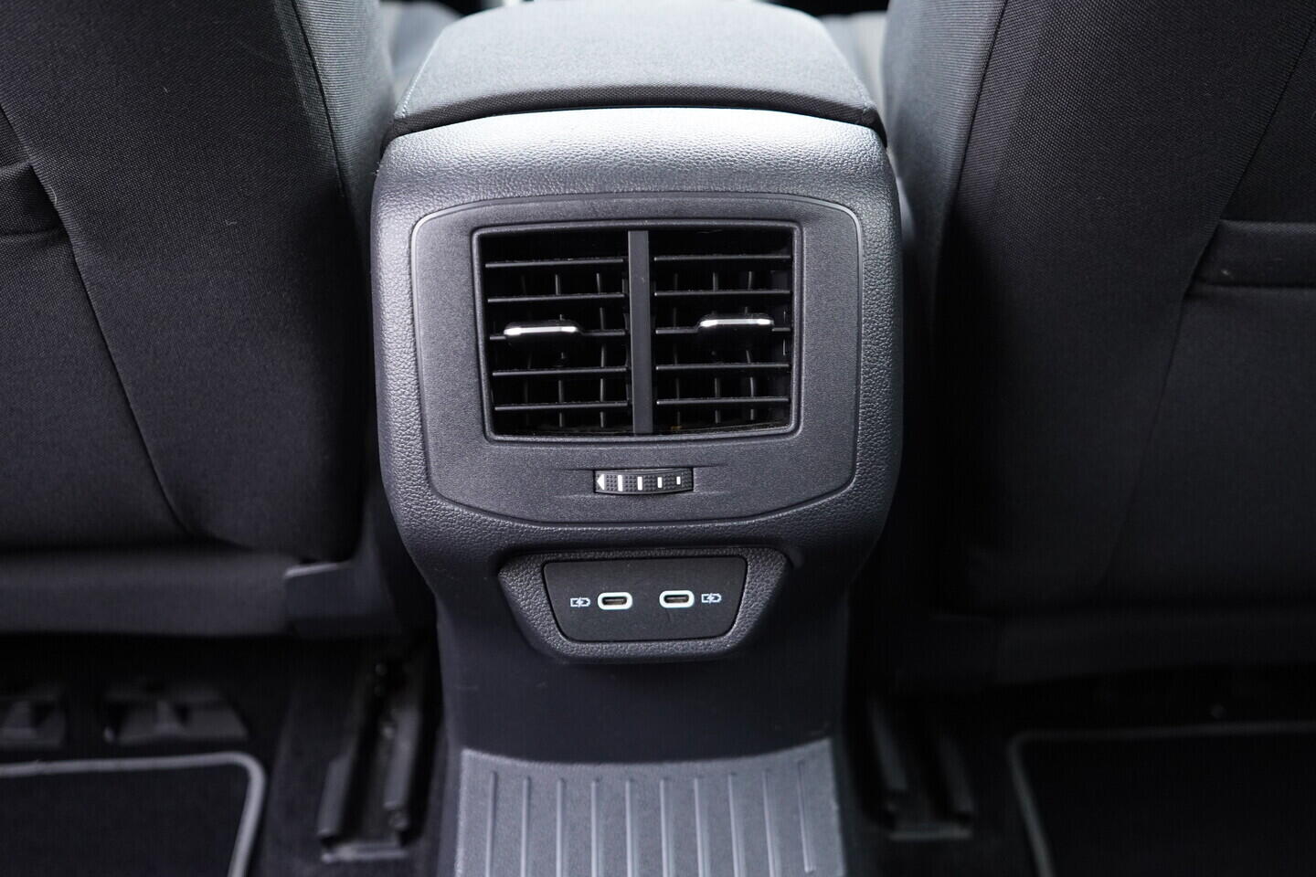 OV190V11463_35.webp_T-ROC  1.0 TSI 81 kW manuál