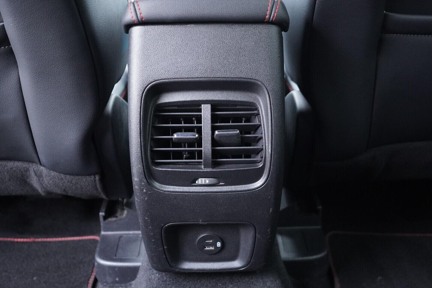 OV190V11500_35.webp_KUGA ST-line 1.5 EcoBoost 88 kW manuál, DPH