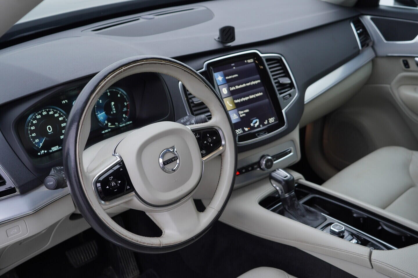 OV190V11540_24.webp_XC90 Momentum 2.0 D5 AWD 165 kW automat
