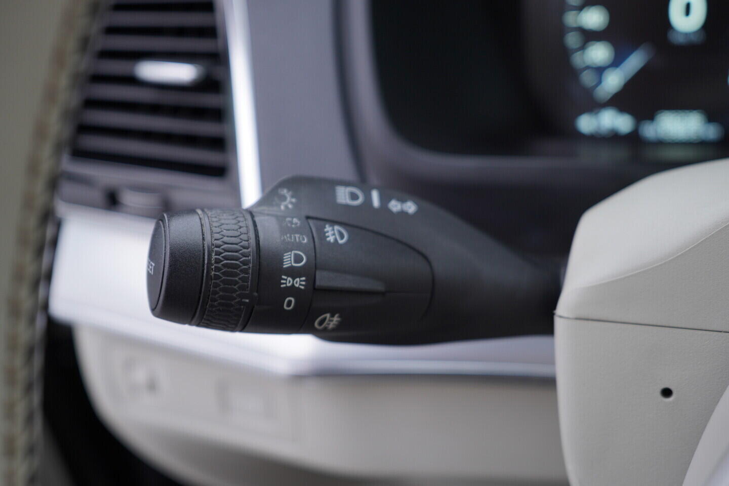 OV190V11540_26.webp_XC90 Momentum 2.0 D5 AWD 165 kW automat