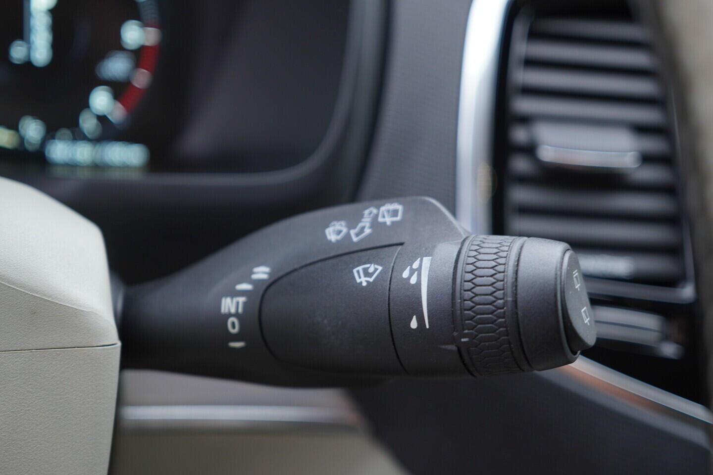 OV190V11540_27.webp_XC90 Momentum 2.0 D5 AWD 165 kW automat