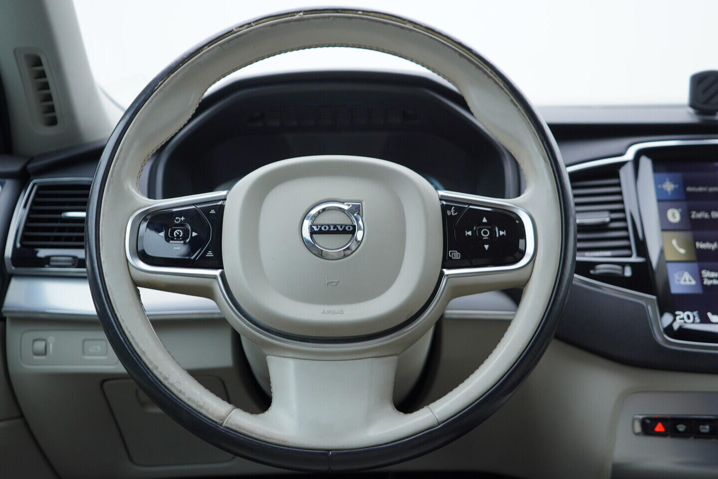 OV190V11540_30.webp_XC90 Momentum 2.0 D5 AWD 165 kW automat