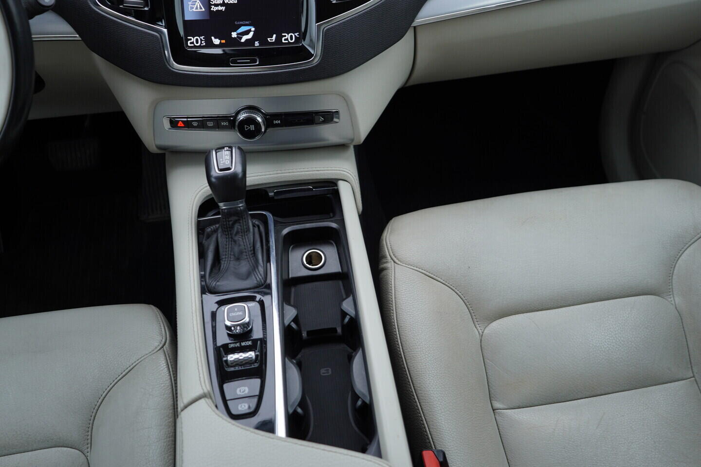 OV190V11540_31.webp_XC90 Momentum 2.0 D5 AWD 165 kW automat