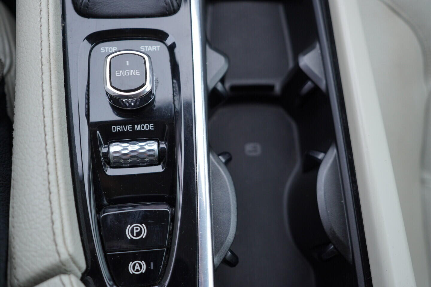 OV190V11540_40.webp_XC90 Momentum 2.0 D5 AWD 165 kW automat