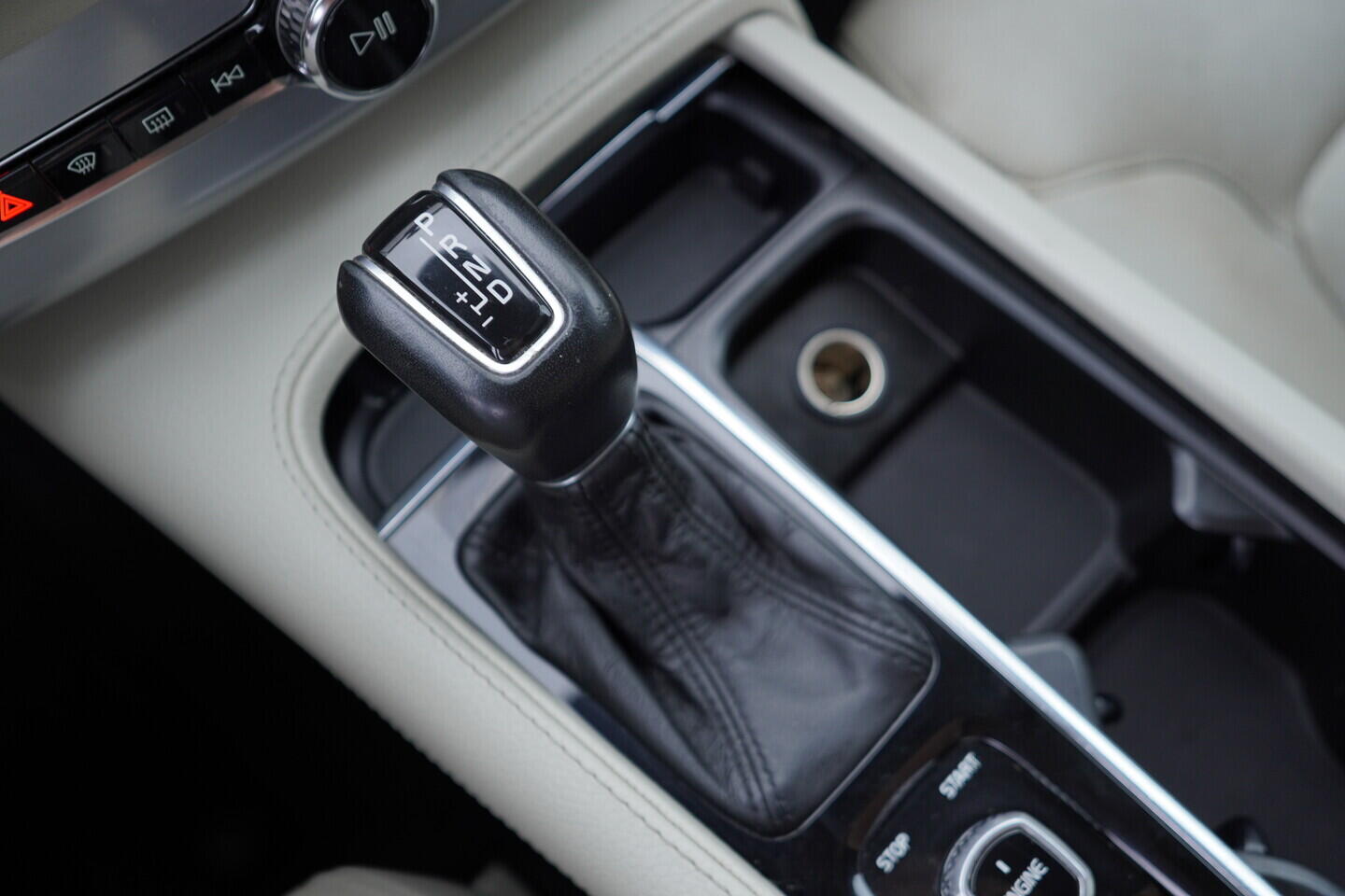 OV190V11540_41.webp_XC90 Momentum 2.0 D5 AWD 165 kW automat