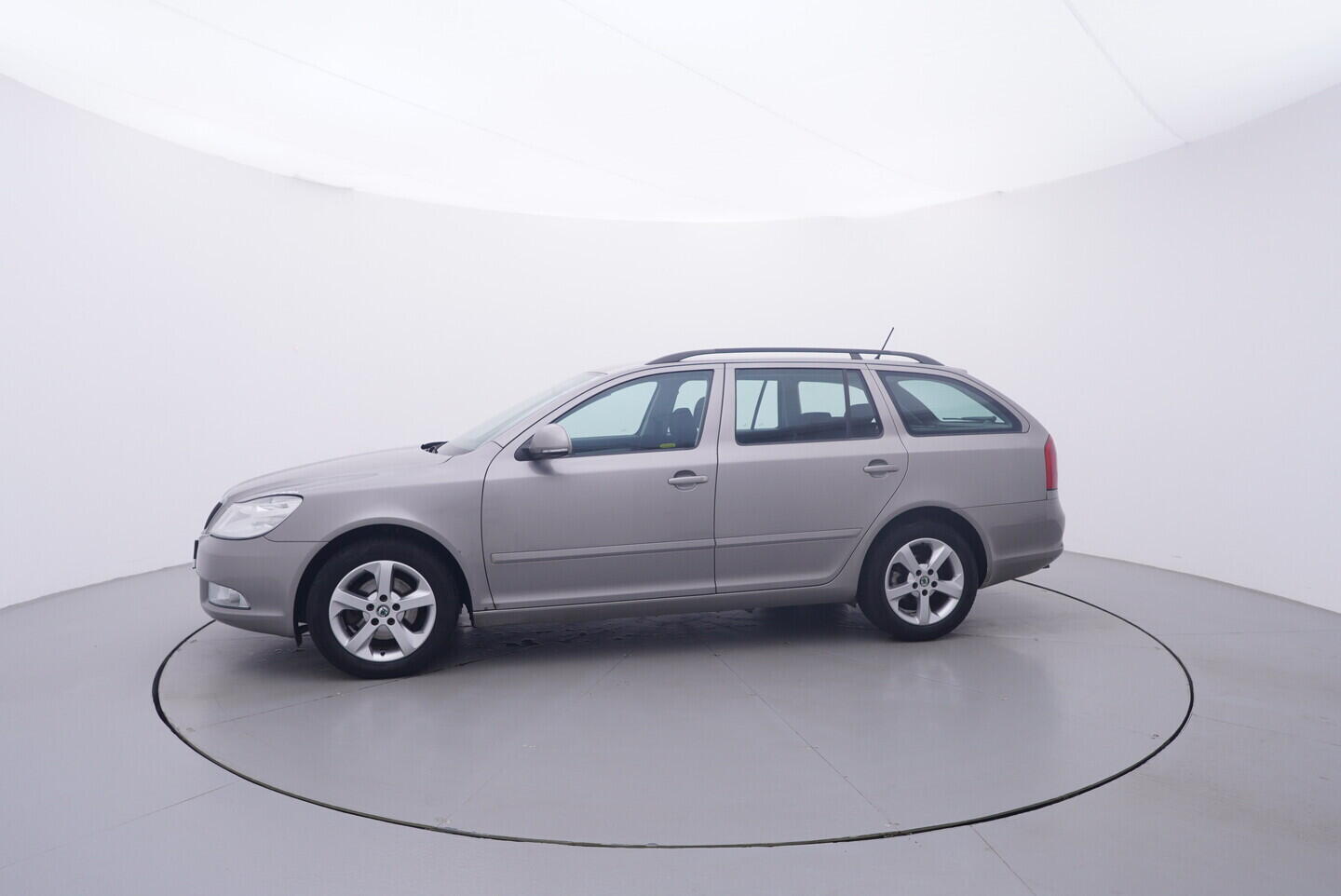 OV190V11546_11.webp_OCTAVIA Ambiente 1.9 TDI 77 kW manuál