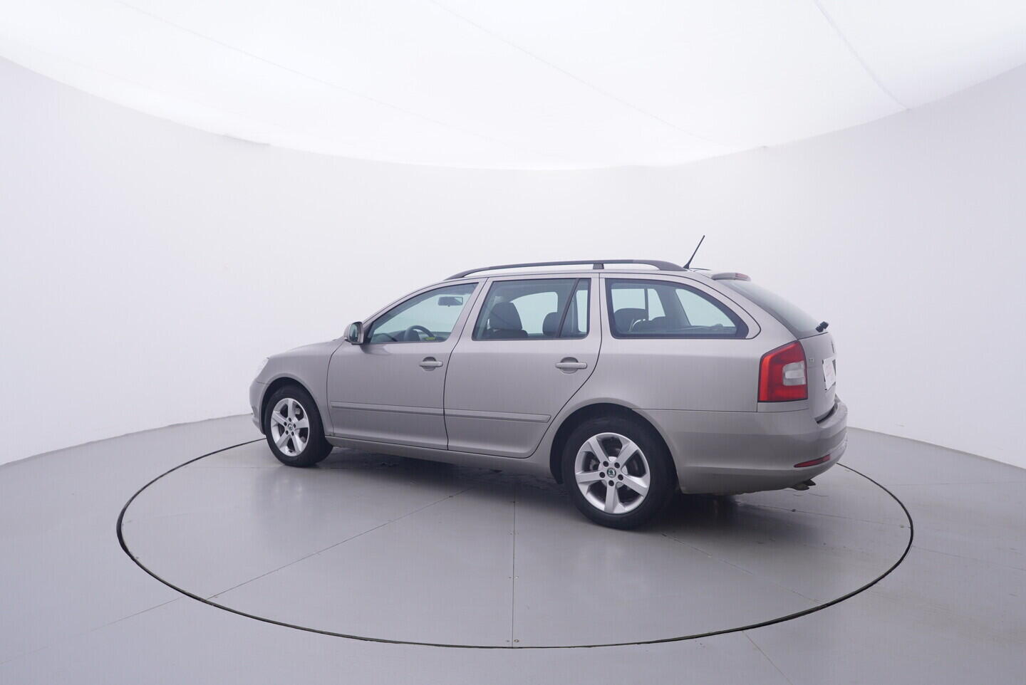 OV190V11546_12.webp_OCTAVIA Ambiente 1.9 TDI 77 kW manuál