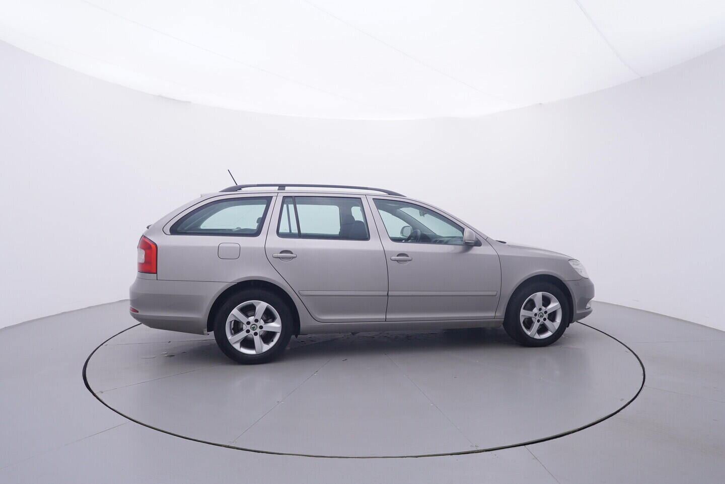 OV190V11546_15.webp_OCTAVIA Ambiente 1.9 TDI 77 kW manuál