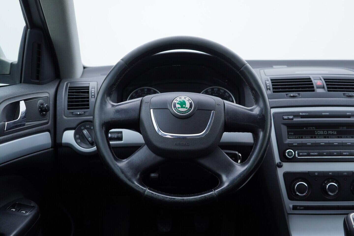 OV190V11546_27.webp_OCTAVIA Ambiente 1.9 TDI 77 kW manuál