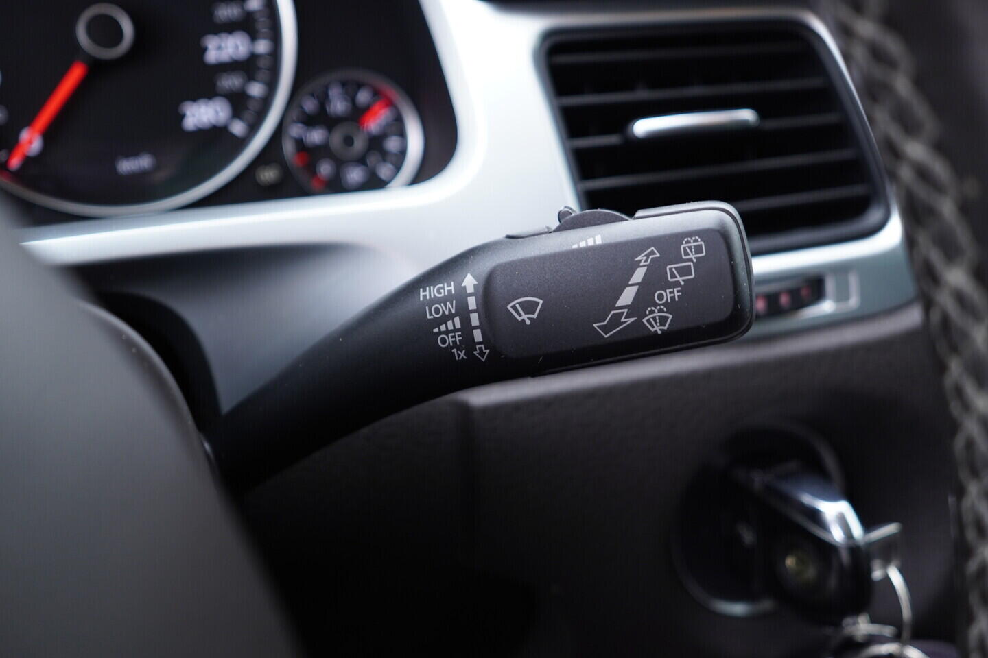 OV190V11555_25.webp_TOUAREG  3.0 TDI 180 kW automat