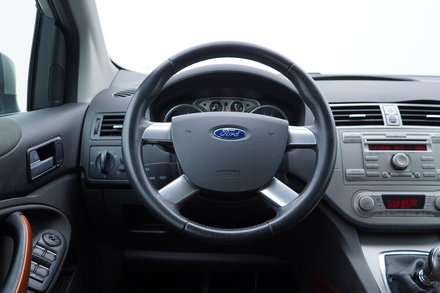 OV190V11589_27.webp_KUGA Trend 2.0 TDCi 100 kW manuál