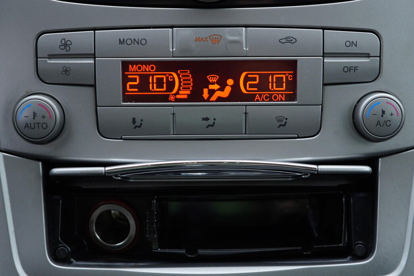 OV190V11629_28.webp_MONDEO  2.0 TDCi 103 kW manuál