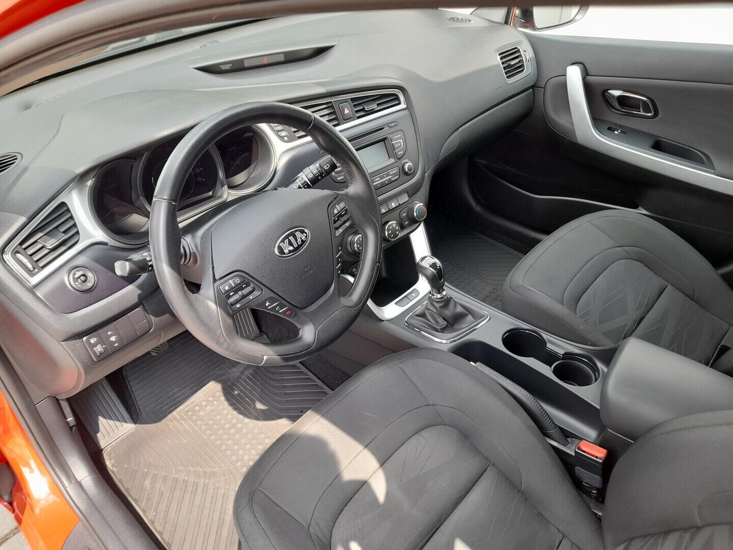 OZ190V01321_19.webp_CEED  1.6  99 kW manuál, DPH