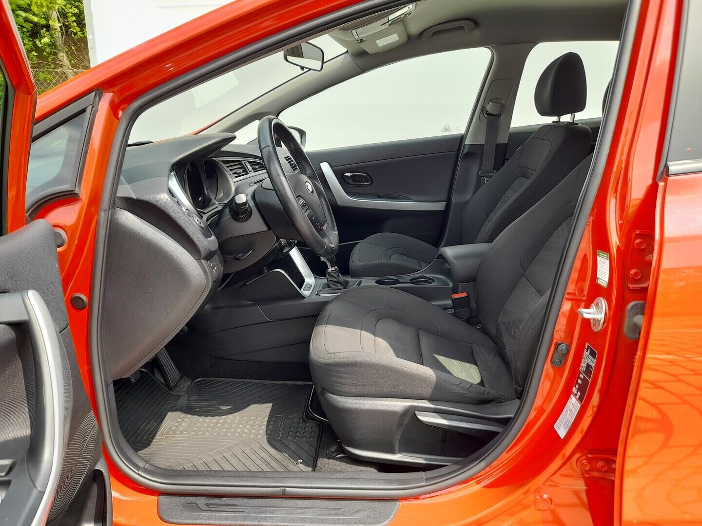 OZ190V01321_20.webp_CEED  1.6  99 kW manuál, DPH