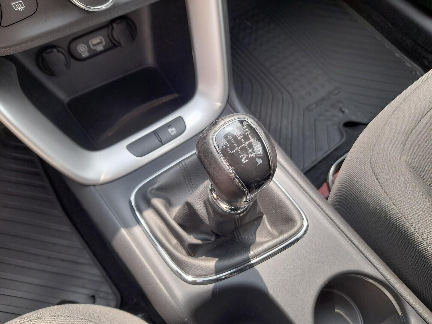 OZ190V01321_27.webp_CEED  1.6  99 kW manuál, DPH