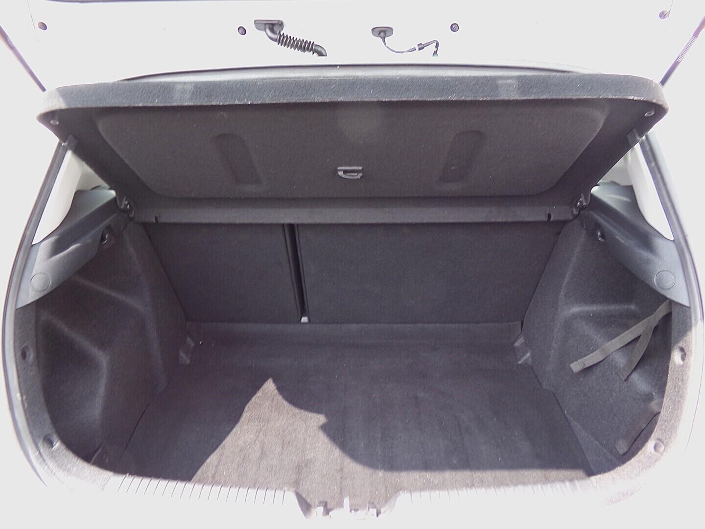 OZ190V01346_30.webp_CEED  1.4  66 kW manuál