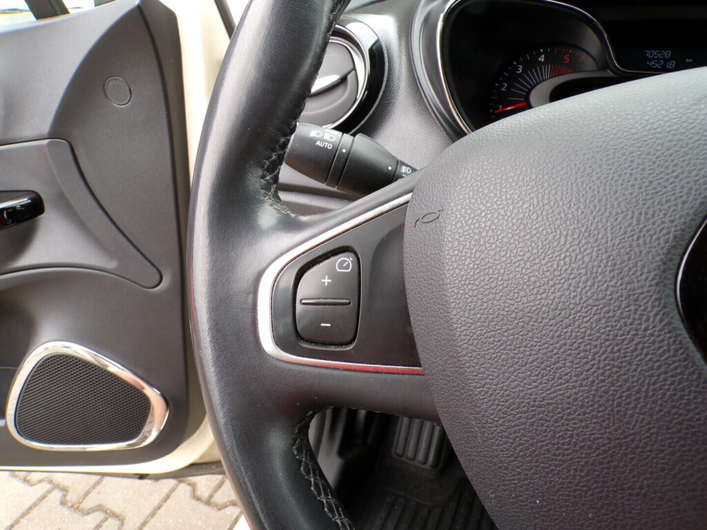 OZ190V01351_26.webp_CAPTUR Initiale 1.5 DCI 66 kW manuál