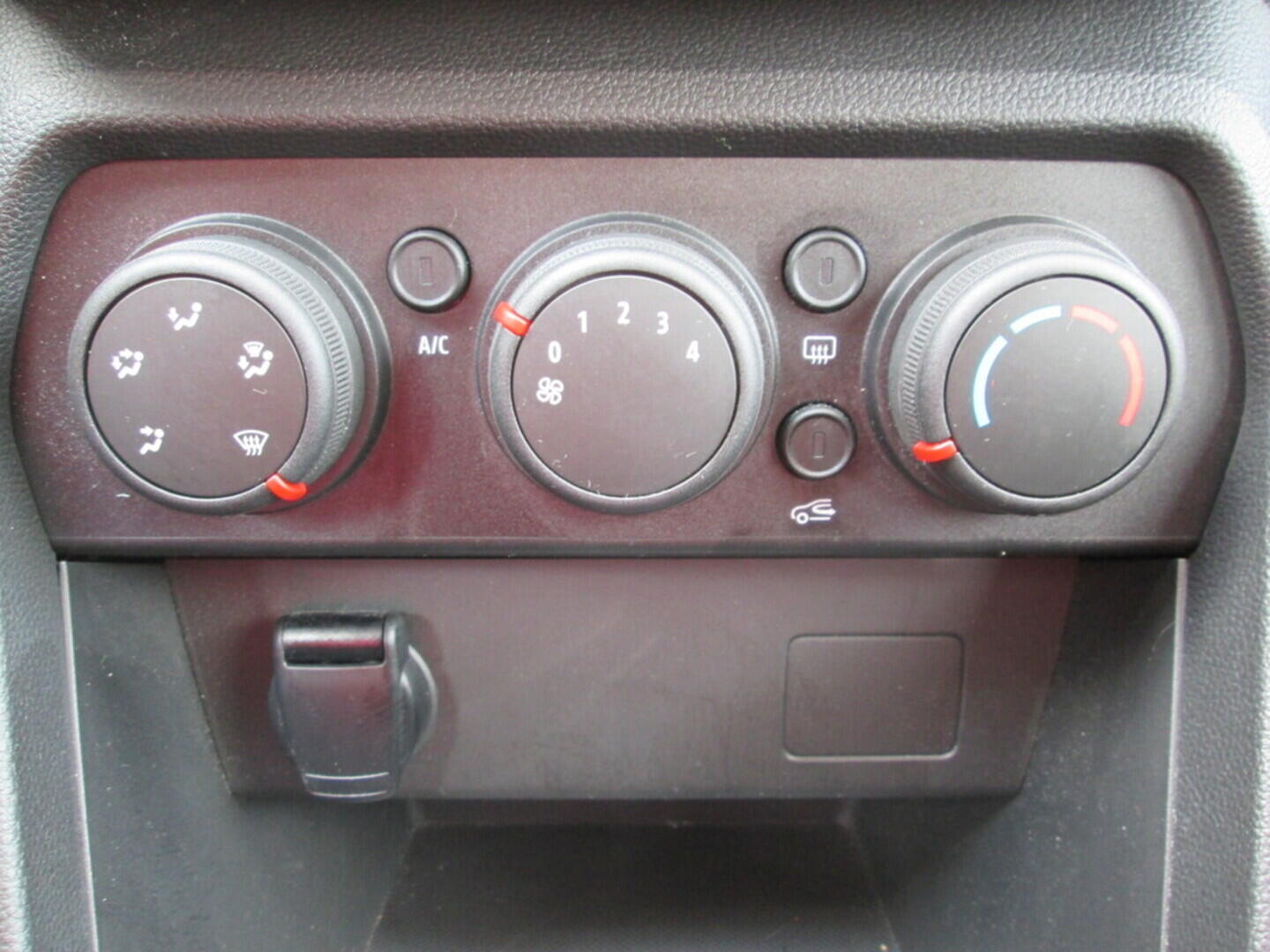 OZ190V01363_31.webp_JOGGER LPG 7 míst 1.0 LPG 67 kW manuál
