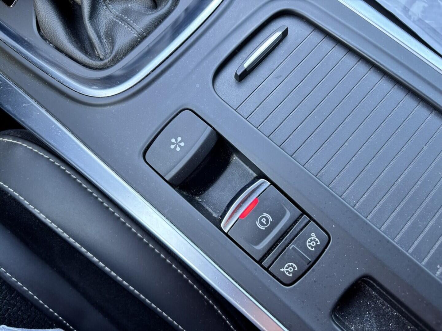 OZ190V01388_35.webp_MÉGANE  1.3 TCe 103 kW automat