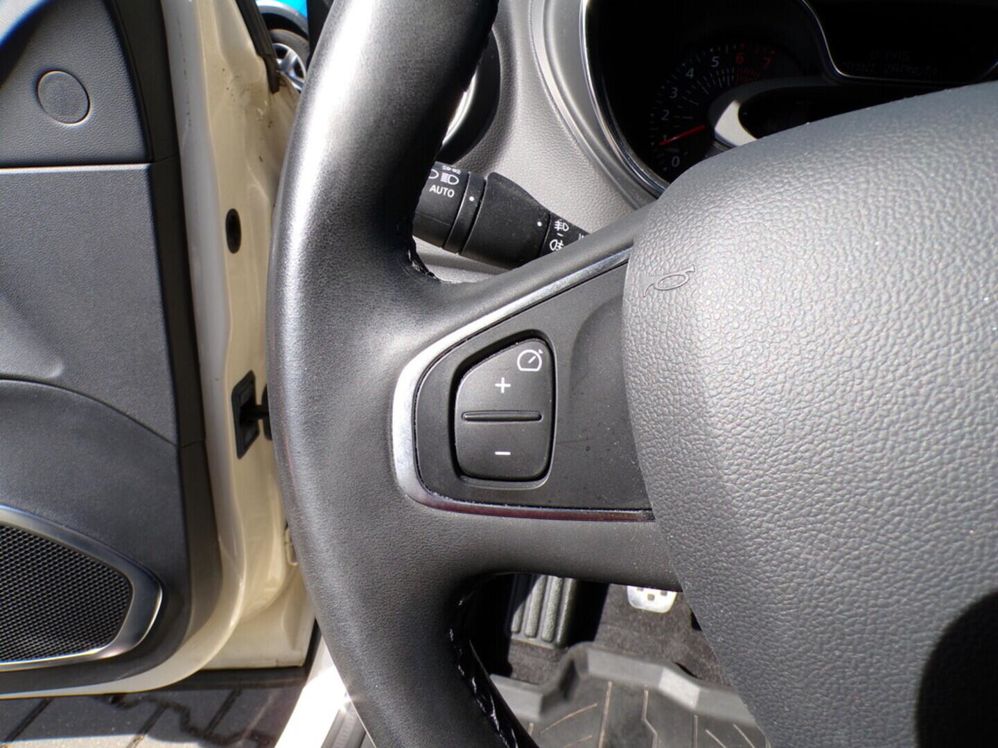 OZ190V01391_27.webp_CAPTUR Initiale 1.2 TCe 87 kW manuál