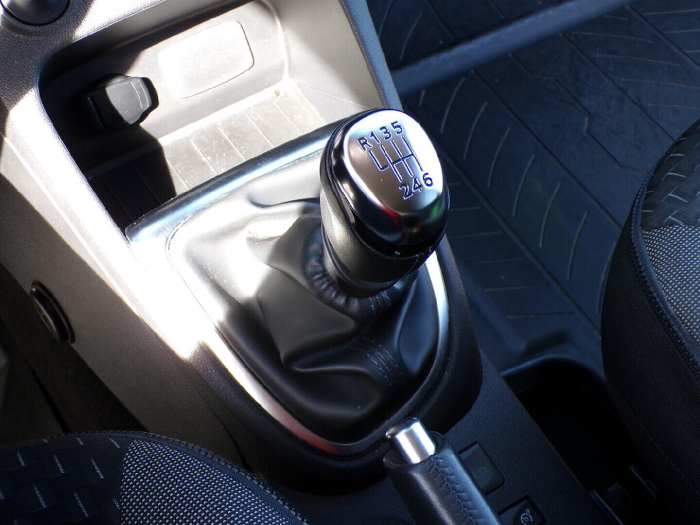 OZ190V01391_37.webp_CAPTUR Initiale 1.2 TCe 87 kW manuál