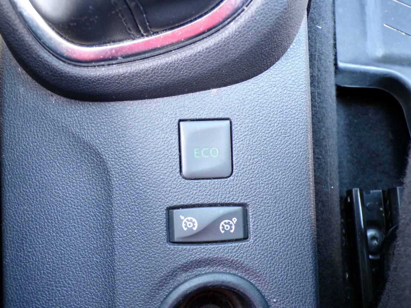 OZ190V01391_38.webp_CAPTUR Initiale 1.2 TCe 87 kW manuál