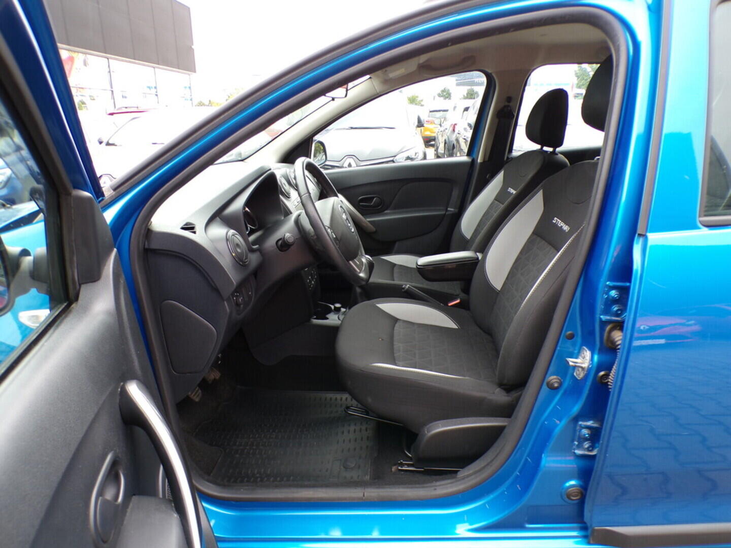OZ190V01396_18.webp_SANDERO Stepway 0.9  66 kW manuál