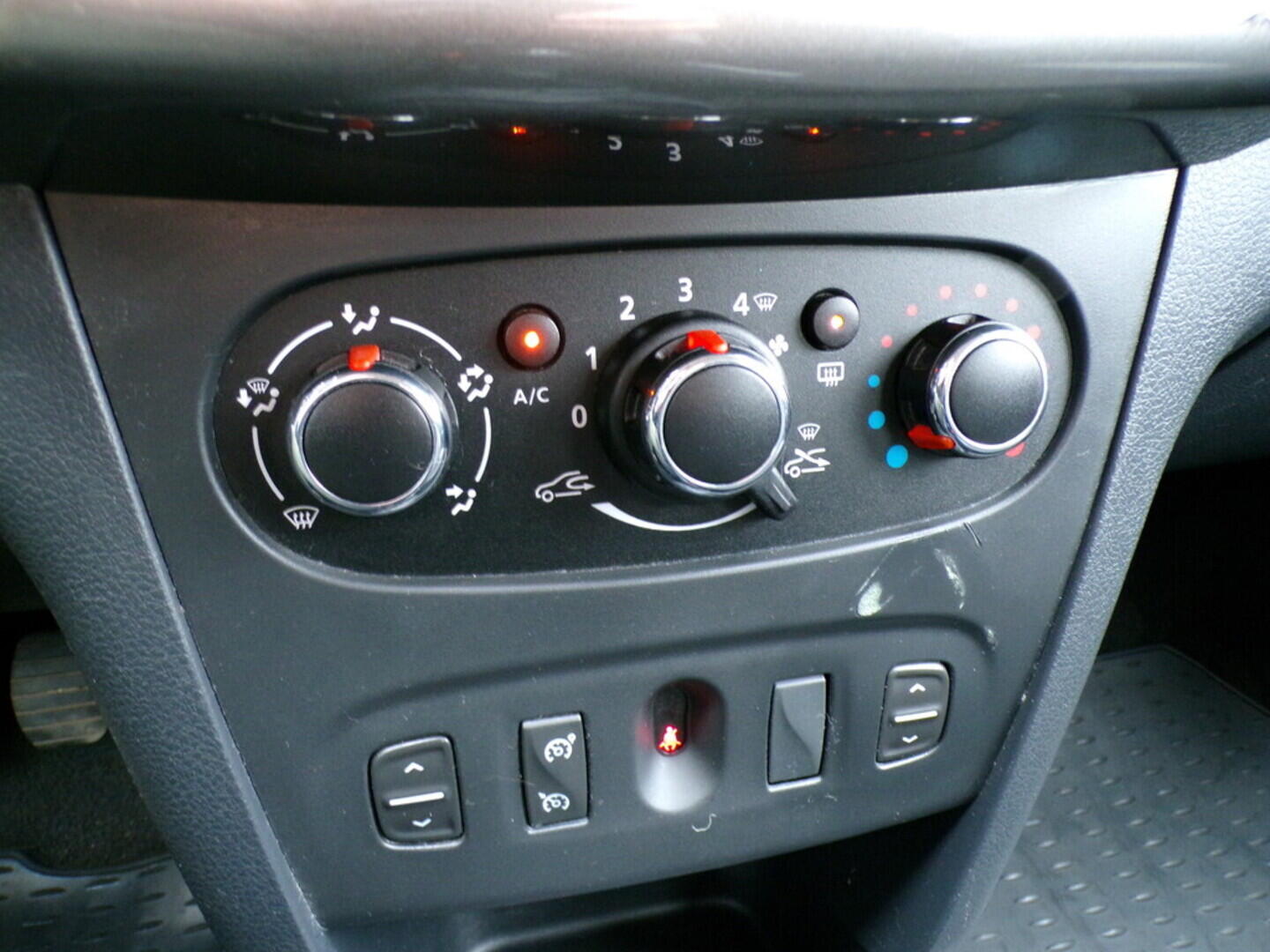 OZ190V01396_31.webp_SANDERO Stepway 0.9  66 kW manuál