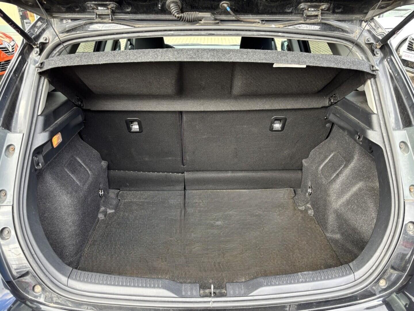 OZ190V01418_38.webp_AURIS  1.6 16V 97 kW manuál